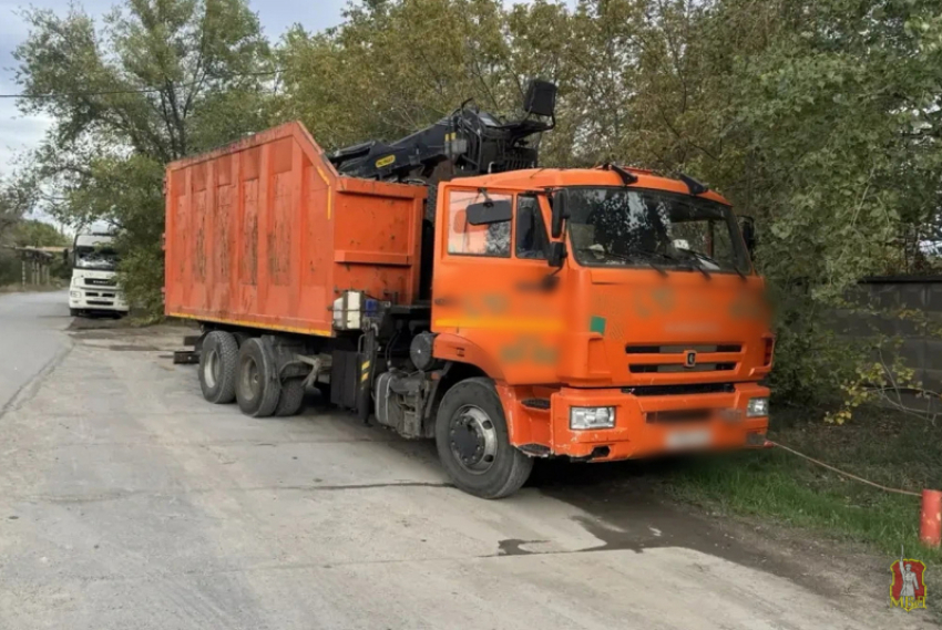 Лежащего под «КамАЗом» раздавил водитель на юге Волгограда