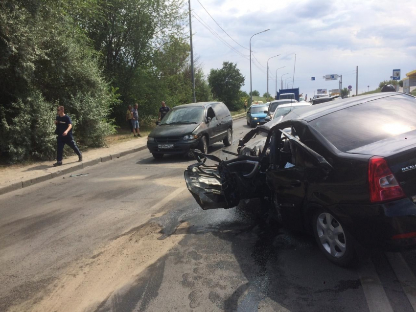 Водитель скончался на месте: в центре Волгограда столкнулись три иномарки и «Газель»