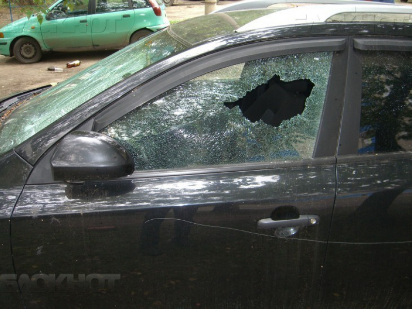 Житель Волгограда камнем избил автомобиль из-за неправильной парковки