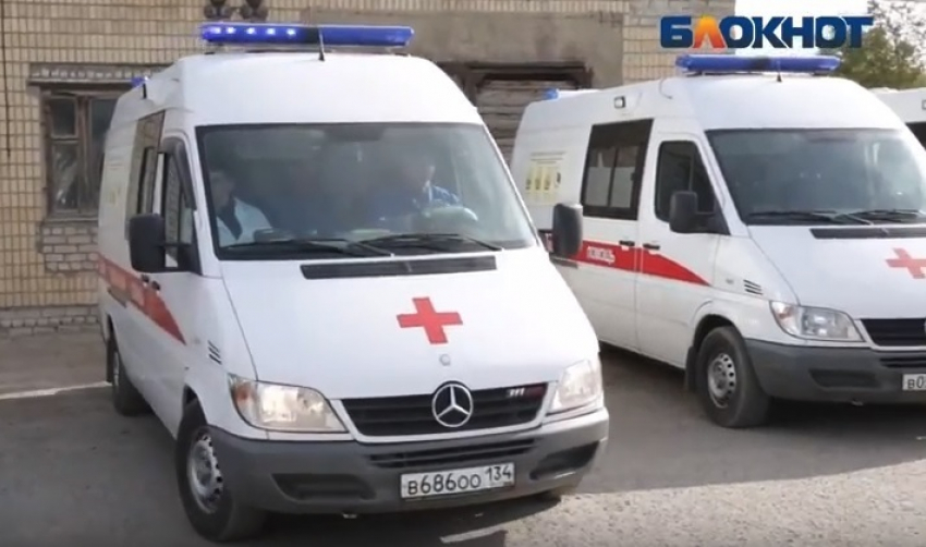 Subaru протаранила Lada Granta и грузовик в Камышине: двое детей и 35-летняя женщина в больнице
