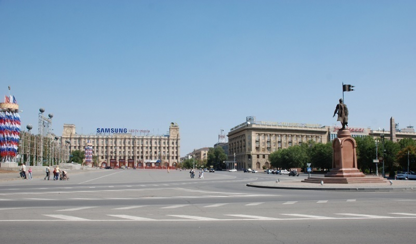 В Волгограде оставят свободными для движения 2 полосы на площади Павших борцов