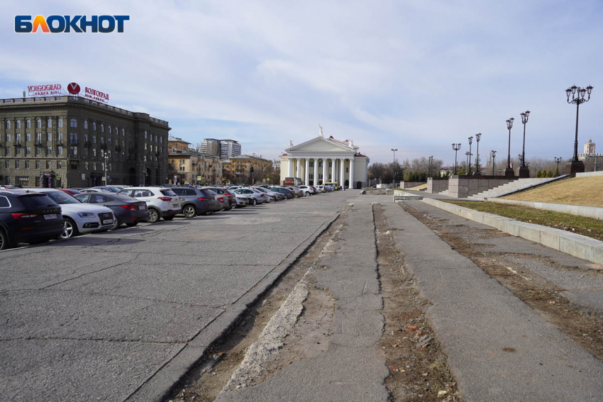 Неизвестные пригрозили взорвать мэрию и площадь Павших борцов в Волгограде