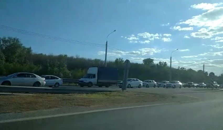 Впечатляющая пятничная пробка на выезде из Волгограда попала на видео