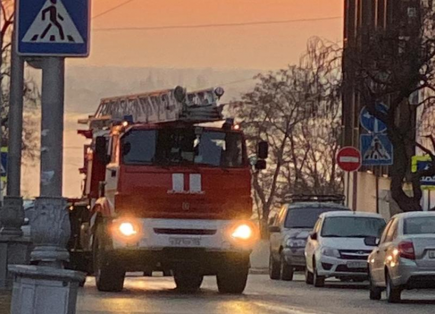 На видео попал пожар в многоквартирном жилом доме в самом центре Волгограда