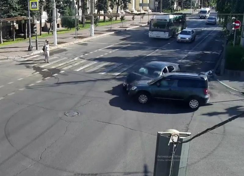 Две иномарки столкнулись возле администрации  Волгоградской области: ДТП попало на видео