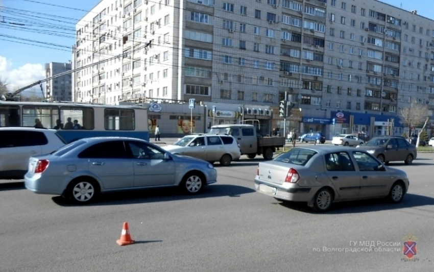 На севере Волгограда водитель на Renault сбил 12-летнего школьника