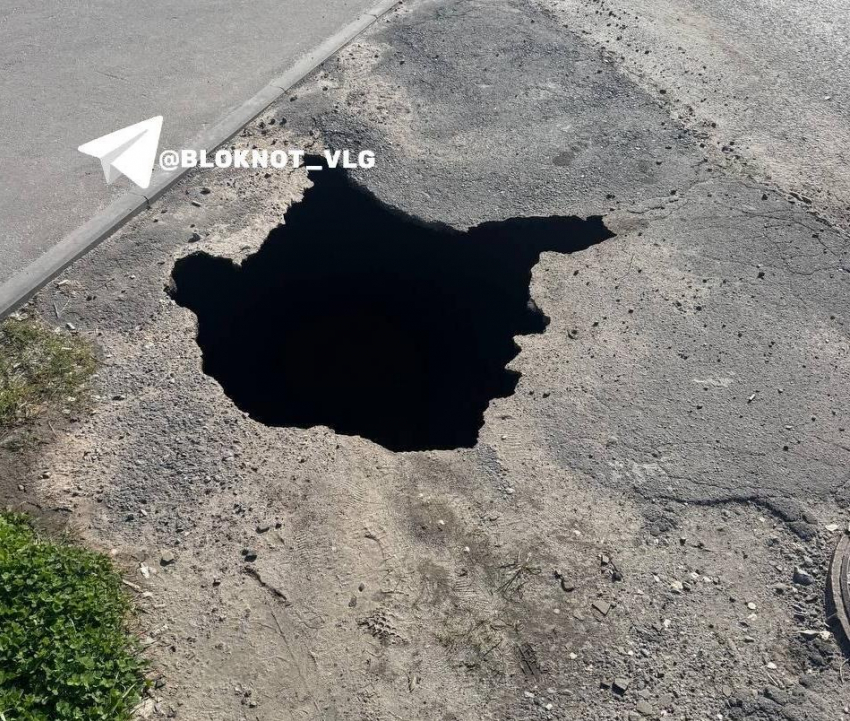 «Муж чуть не упал»: гигантский провал образовался на тротуаре в Волгограде 