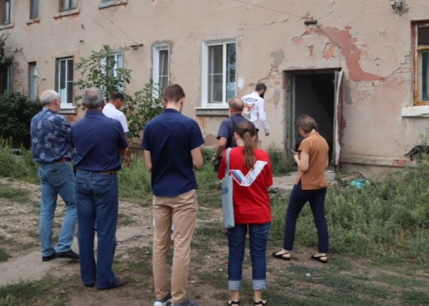 Жителям аварийных домов в Волгоградской области несколько месяцев начисляют плату за капремонт