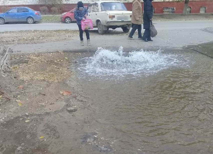 Коммунальный фонтан забил из-под земли на севере Волгограда