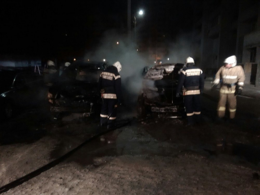 В центре Волгограда сожгли два новых «Форда»
