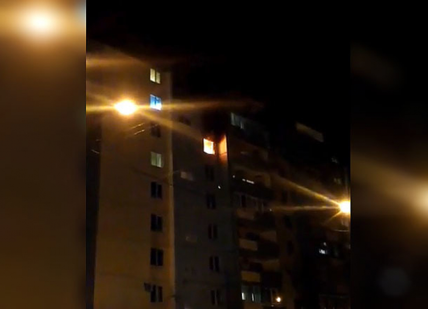 Охваченная огнем девятиэтажка в Волгограде попала на видео