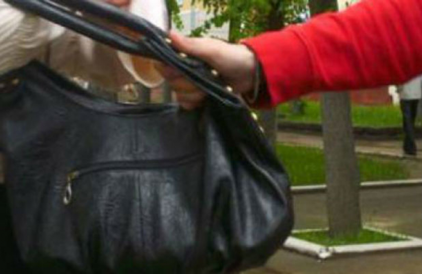 Две волгоградки-рецидивистки и их подруга ограбили местную жительницу