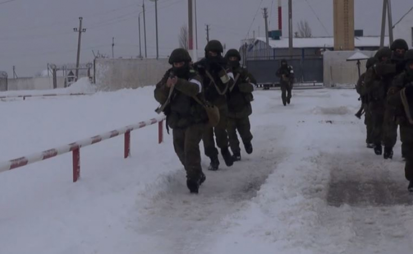 На видео попала нейтрализация мотострелками ЮВО условных диверсантов