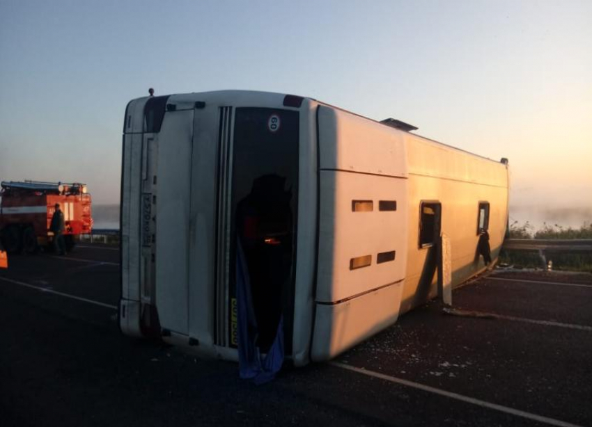 Легковушка врезалась в рейсовый автобус под Волгоградом: 6 пострадавших и 1 погибший