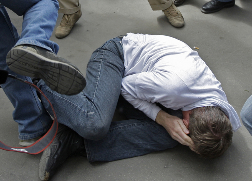 На юге Волгограда мужчина жестоко избил 36-летнего приятеля