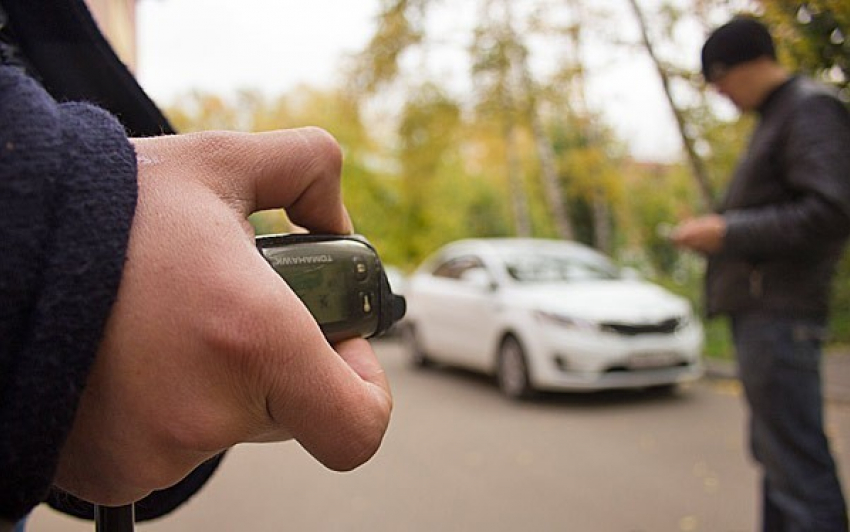 На севере Волгограда 22-летний автомеханик угнал машину клиентки