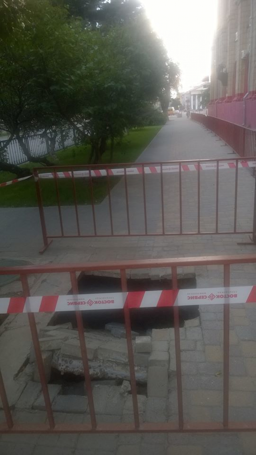 В центре Волгограда возле Главпочтамта провалился тротуар