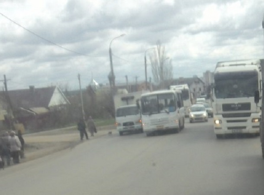 Новый пассажирский автобус столкнулся с грузовым автомобилем на дороге Волгограда ﻿
