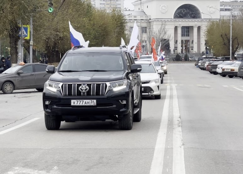 В Волгограде прошел автопробег в честь 80-летия контрнаступления под Сталинградом: видео