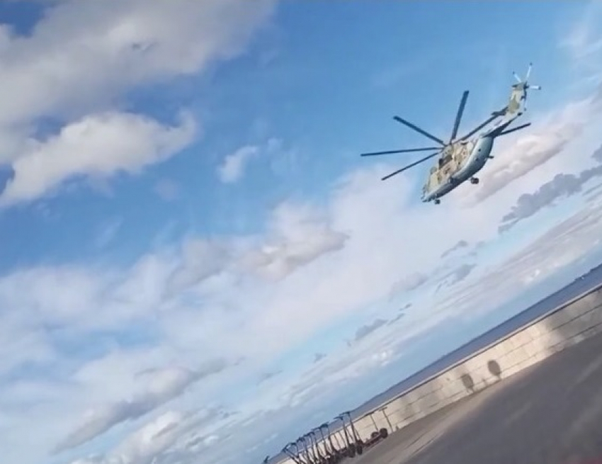 Тяжелый десантный вертолет экстремально пролетел над набережной под Волгоградом: видео