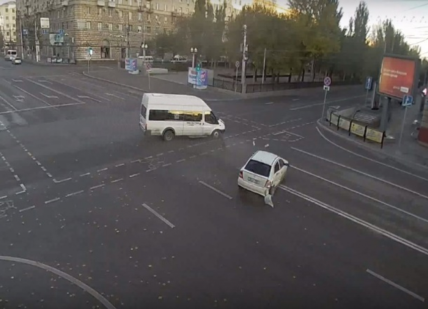 Момент столкновения маршрутки и легковушки в центре Волгограда попал на видео