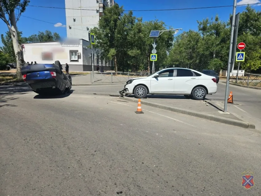 Пенсионер на «Ладе» на скорости снес Renault под Волгоградом —  видео