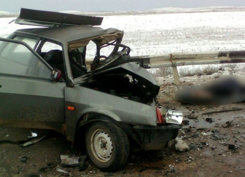 На трассе Волгоград-Астрахань столкнулись две легковушки: погибли два человека