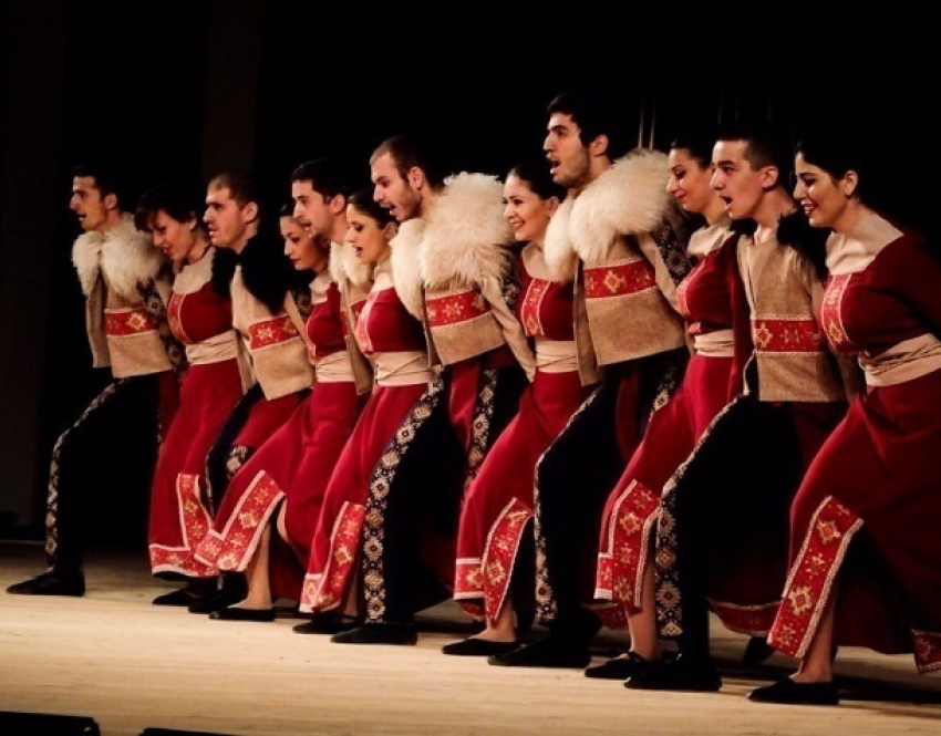 Армянские народные танцы устроят гости из республики в центре Волгограда