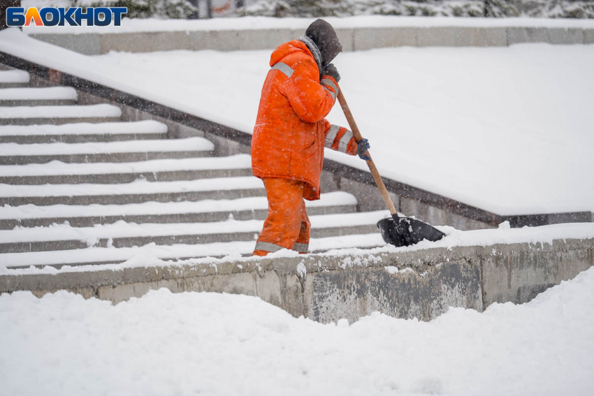 «Утро началось с фитнеса по сугробам»: на расчистку дорог пожаловались волгоградцы