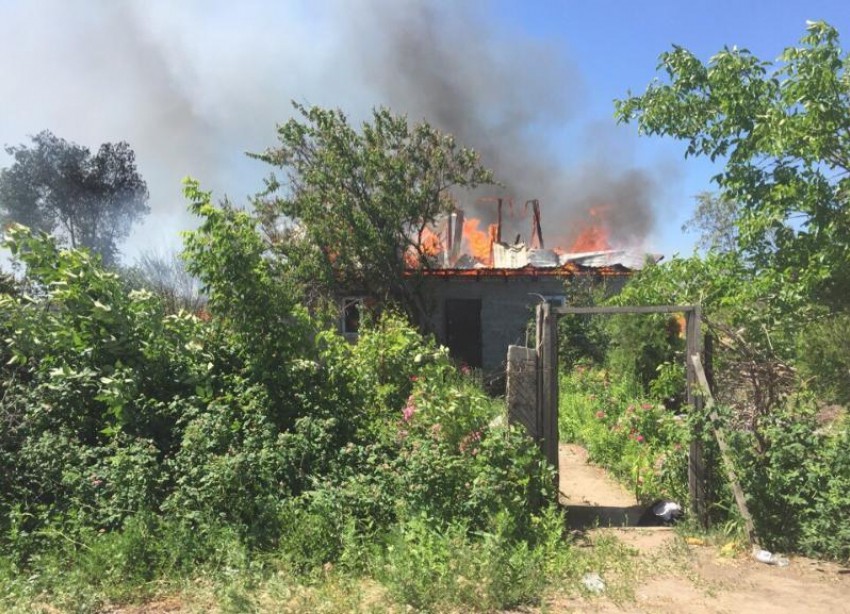 Дачный дом и две постройки выгорели на острове Зеленый в Волжском