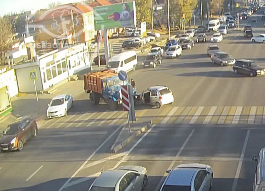 ДТП ГАЗа с замашками хищника сняли на видео в Волгограде