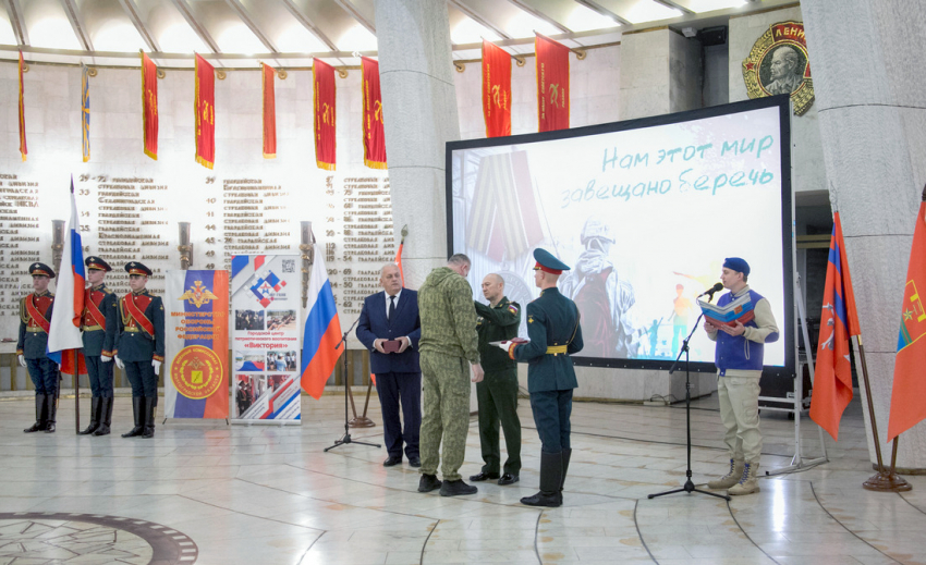 В Волгограде наградили медалями и подарками от губернатора семерых героев СВО
