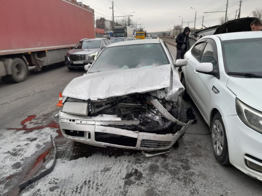 Пьяное ДТП с пятью иномарками попало на видео в Волгограде