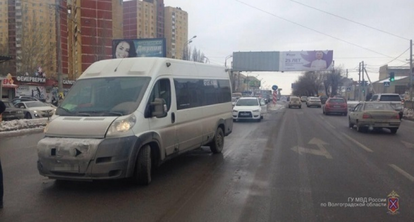 61-летняя пассажирка пострадала в ДТП с маршруткой в центре Волгограда