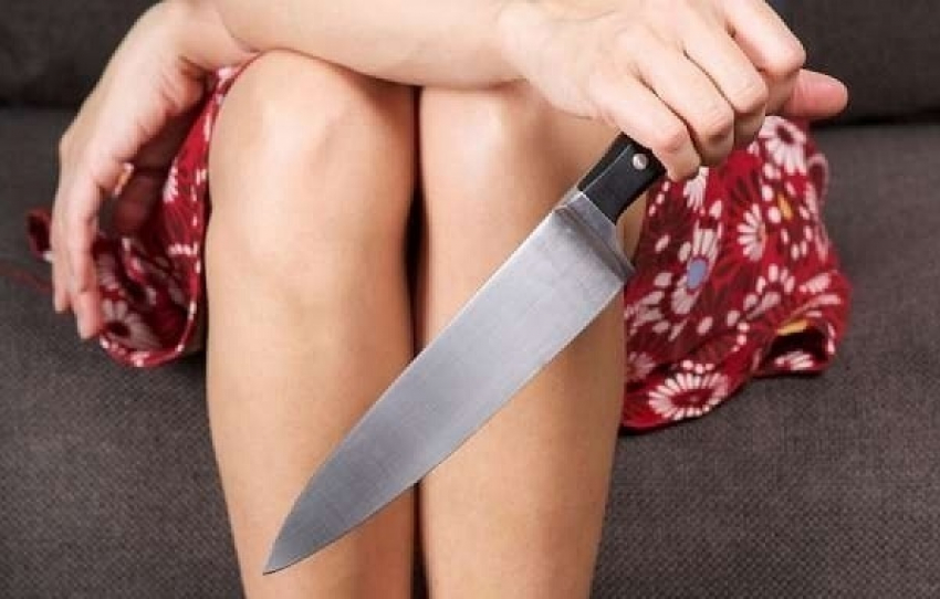Жительница Волгограда ударила любимого ножом в сердце за то, что не отпускал ее к друзьям