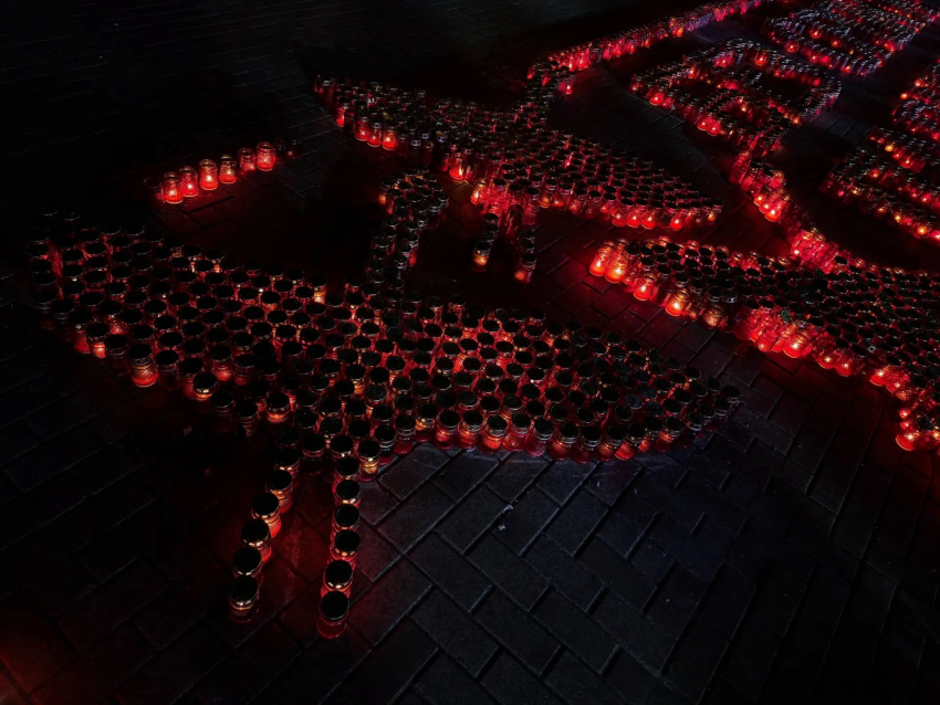 Тысячи свечей зажгли вечером перед музеем-панорамой в Волгограде