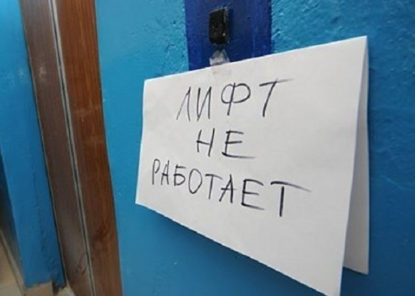 Благодаря властям Волгограда 93-летний ветеран с супругой год не могли выйти на улицу из-за сломанного лифта