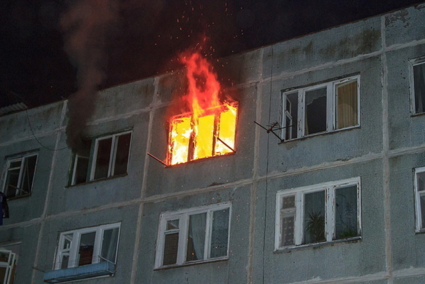 На юге Волгограда из-за пожара в многоэтажке эвакуировали 20 человек