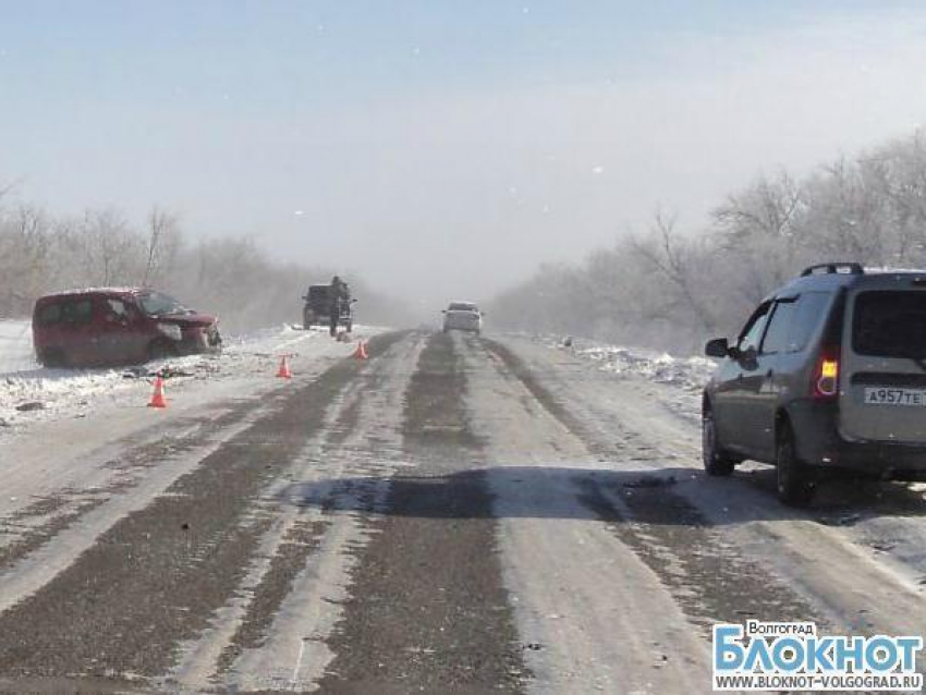 Под Волгоградом буксирующий автомобиль попал в аварию: 2 человека пострадало