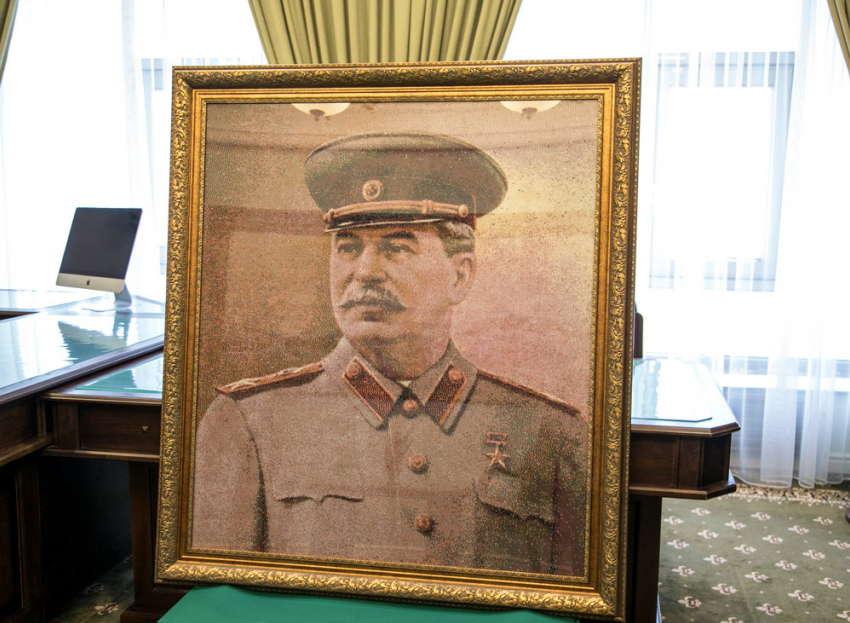 Волгоградец создал уникальный портрет Сталина из 130 тысяч жемчужин