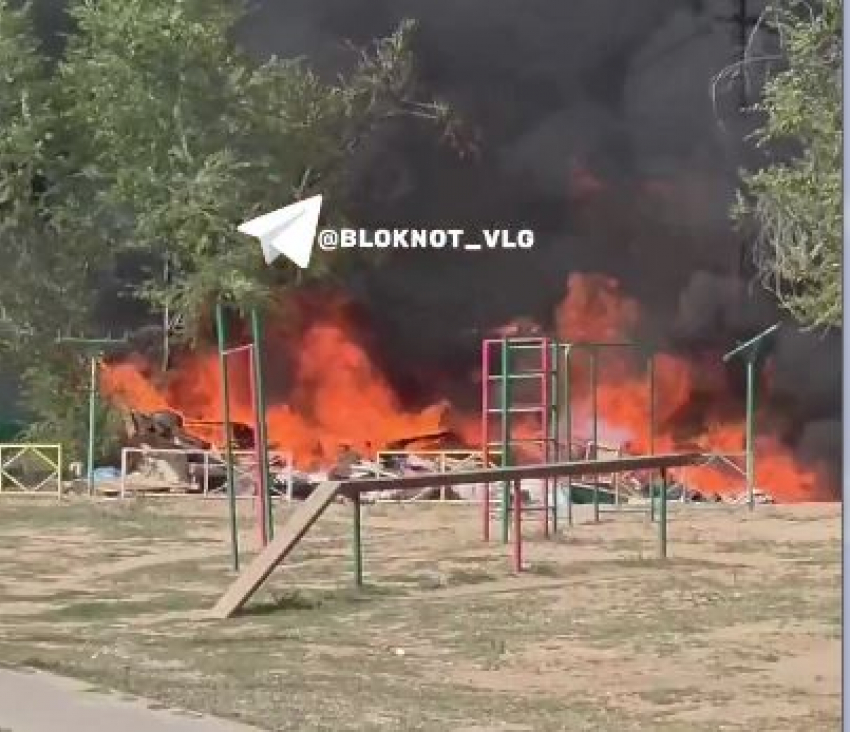 Свалка на 150 квадратов сгорела в волгоградском дворе 