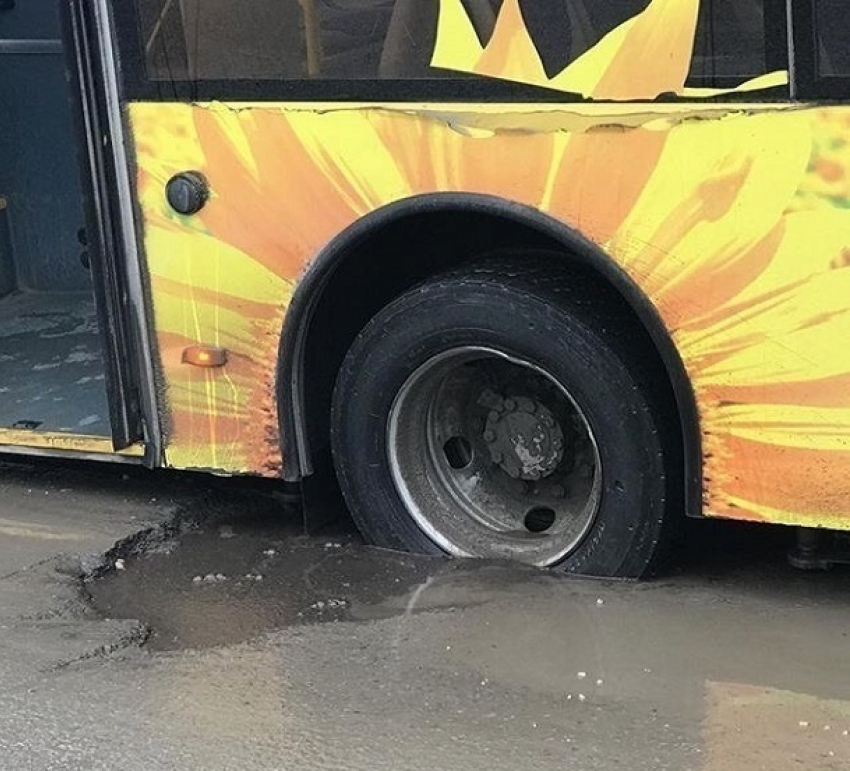 Пассажирский автобус застрял в дорожной яме на севере Волгограда