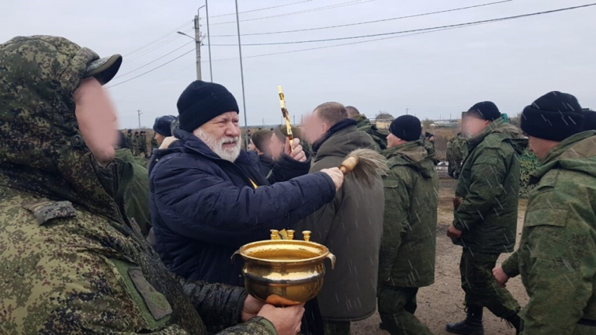 «Война сатаны против Креста продолжается»: в Волгограде с иконами проводили мобилизованных на СВО