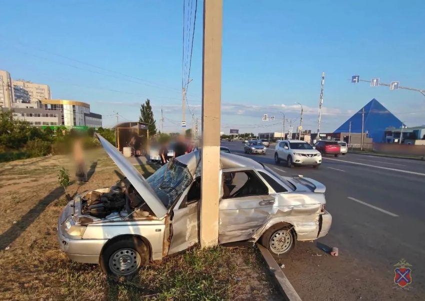 Жестко впечатался в столб после пылевого дрифта зумер на ВАЗе в Волжском: видео