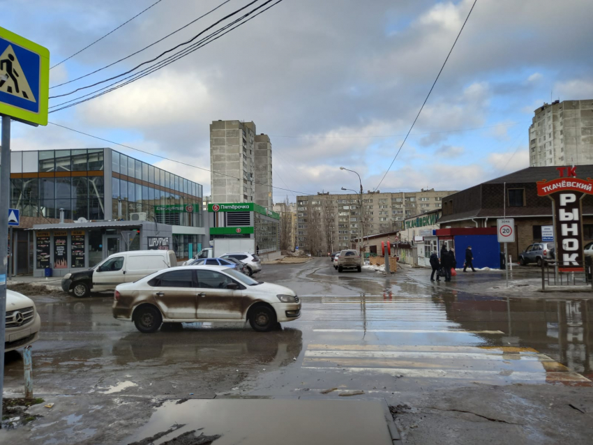 В центре Волгограда пешеходный переход к «Пятёрочке» вывели на проезжую часть