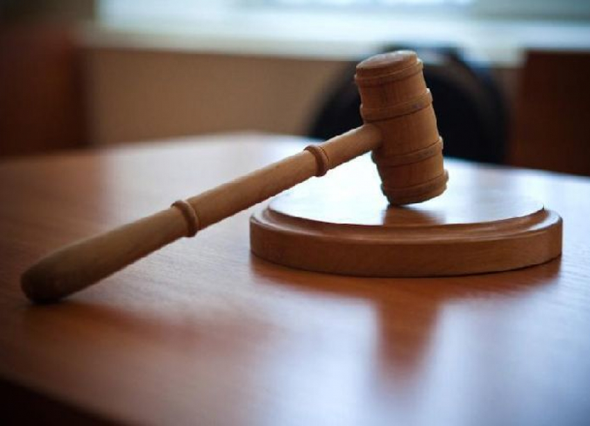 Отобравшую у учителей 1,8 млн рублей зарплаты директора осудили на 1,5 лет колонии в Волгограде