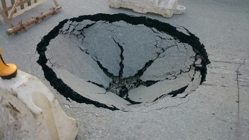 В Ворошиловском районе Волгограда асфальт обрушился на метровую глубину 