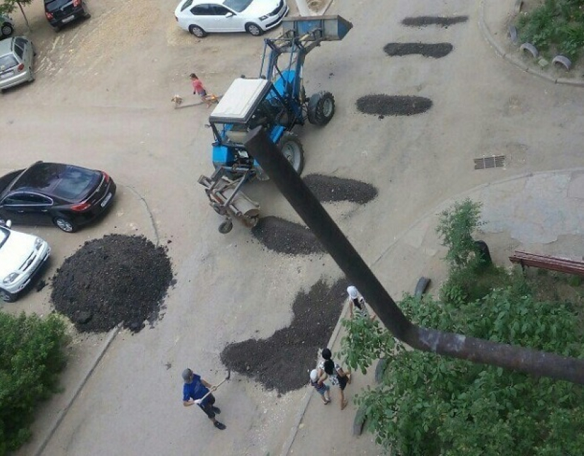 Волгоградские дорожники закидали огромные ямы асфальтовой крошкой