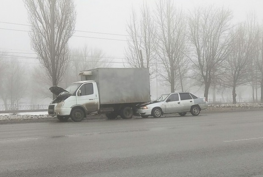 Daewoo Nexia влетела под грузовик на западе Волгограда