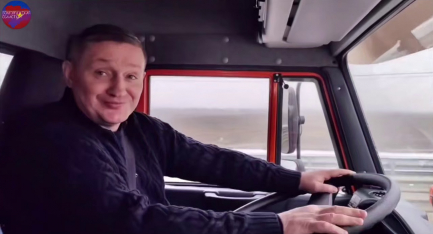 За руль спецтехники сел губернатор Бочаров в первый по-настоящему снежный день 